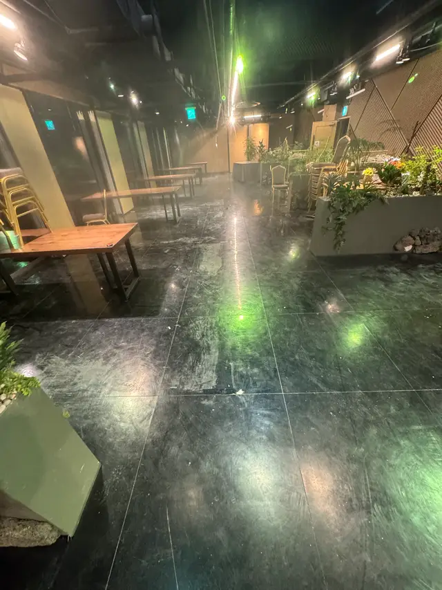 강남 가라오케 바닥왁스코팅 시공 전