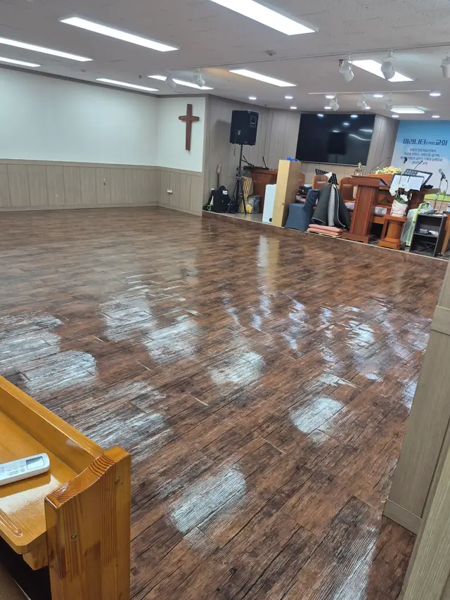 군포 마라나타순복음교회 바닥왁스코팅 시공 후