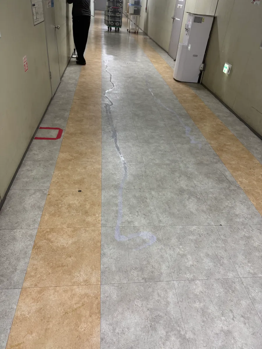 안산 공장 바닥왁스코팅 작업 후, 정리를 마친 공장 통로