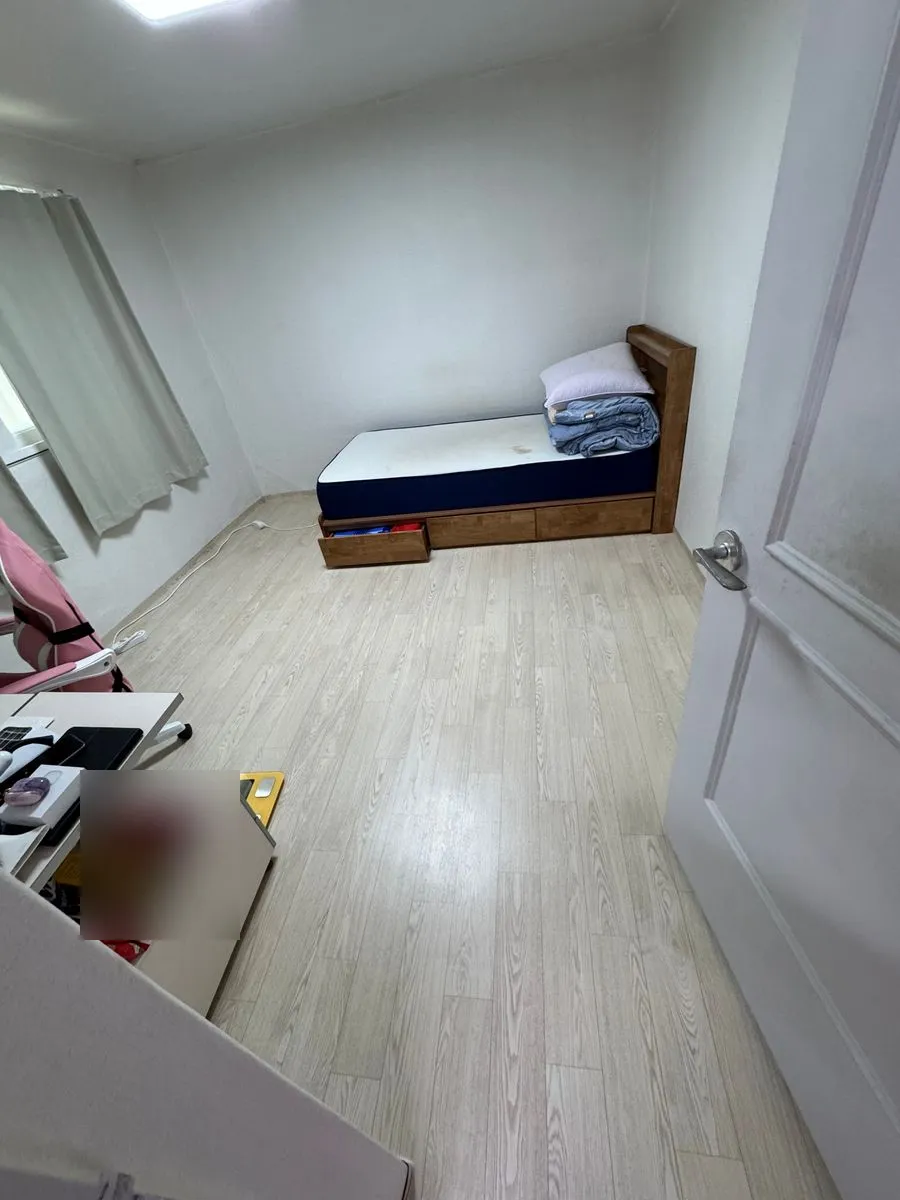 안산 쓰레기집 청소 후 상자를 치우고 바닥을 닦은 침실