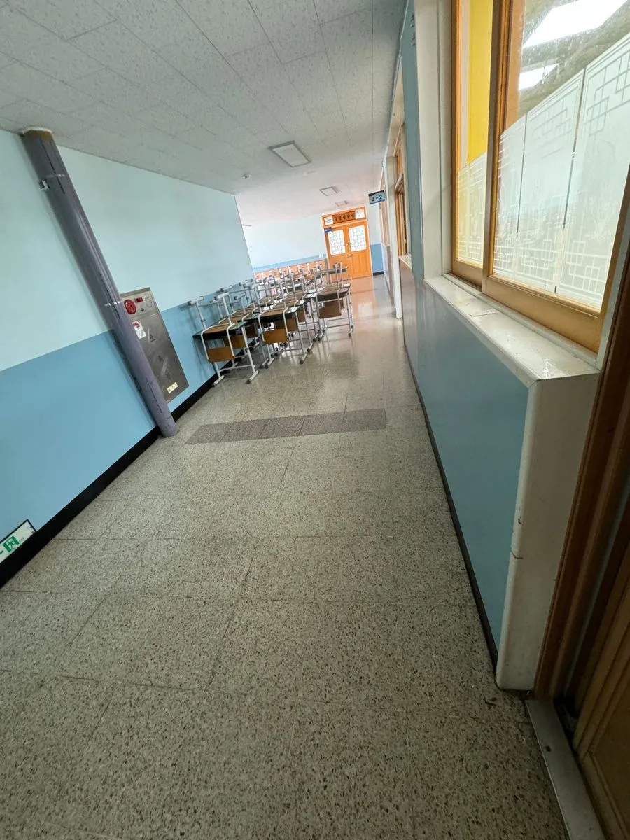 안산 학교청소 작업 전 가장자리에 때가 낀 복도