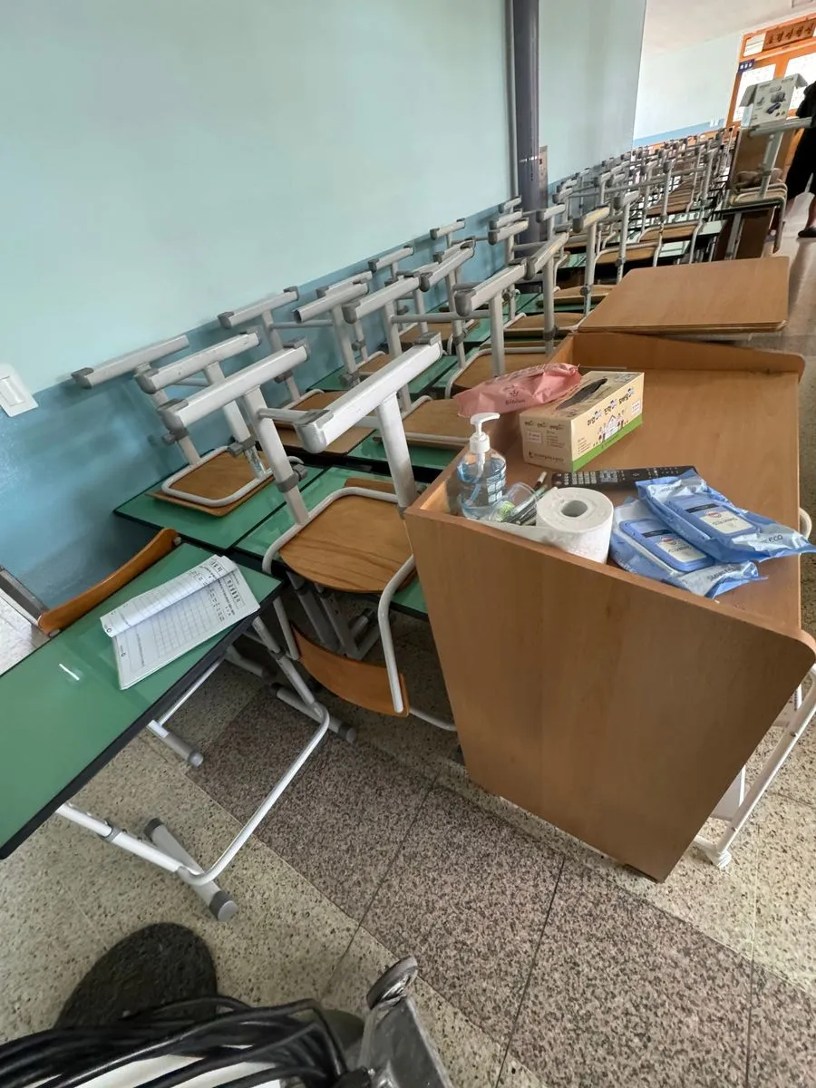 안산 학교청소 중 집기를 모아 둔 교실 앞쪽