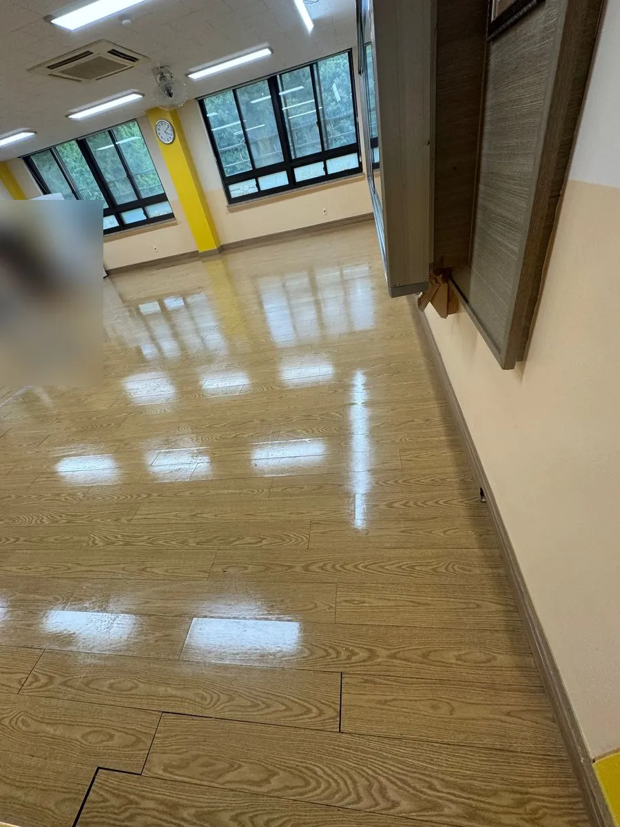안산 학교청소 작업 완료 후 나뭇결 무늬가 또렷해진 교실