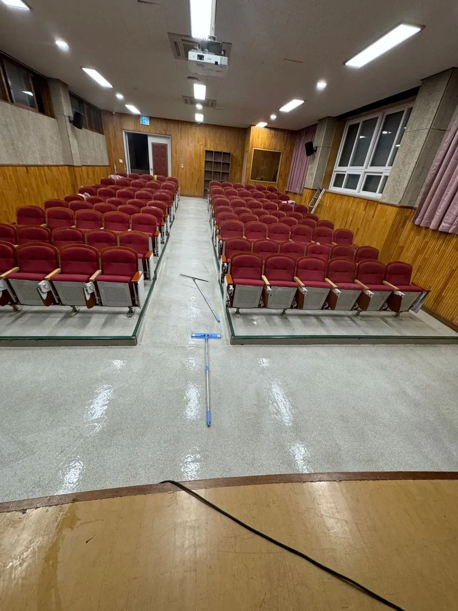 안산 학교청소 작업 완료 후 왁스를 입힌 강당 바닥