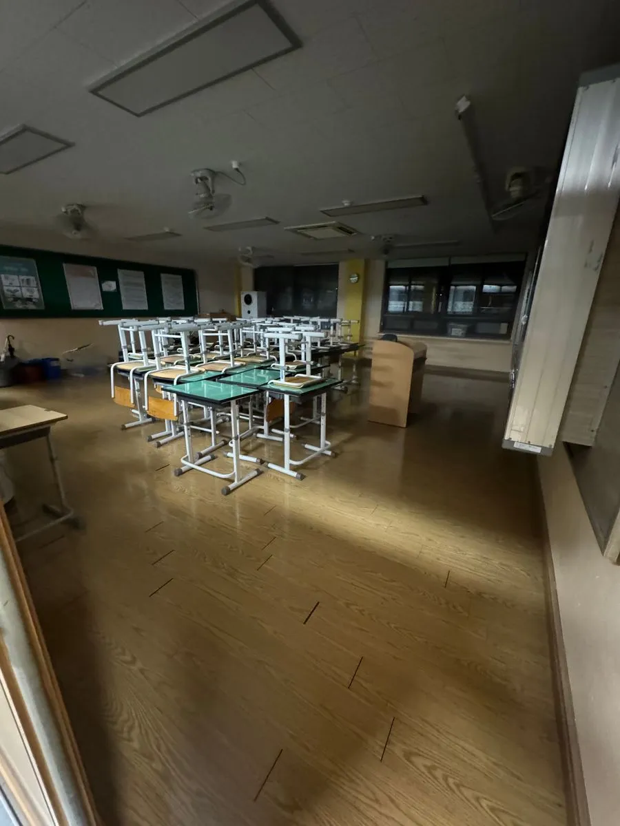 안산 학교청소 작업 완료 후 책상을 제자리로 옮긴 교실