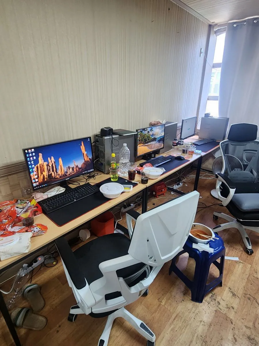 안산 쓰레기집 청소 작업 전 컴퓨터 책상 위에 그릇과 음료병이 놓인 모습