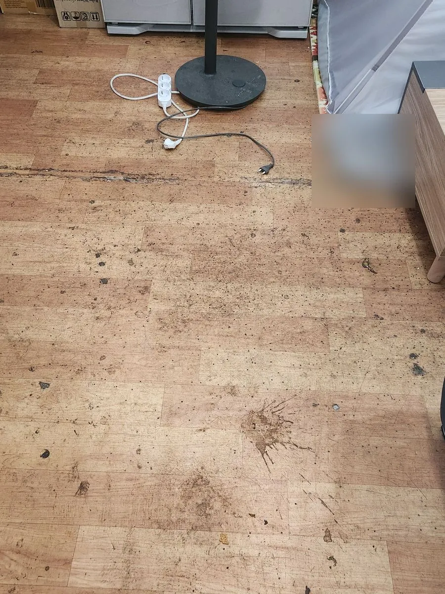 안산 쓰레기집 청소 작업 전 바닥 곳곳에 찌든 얼룩과 부스러기가 남은 모습