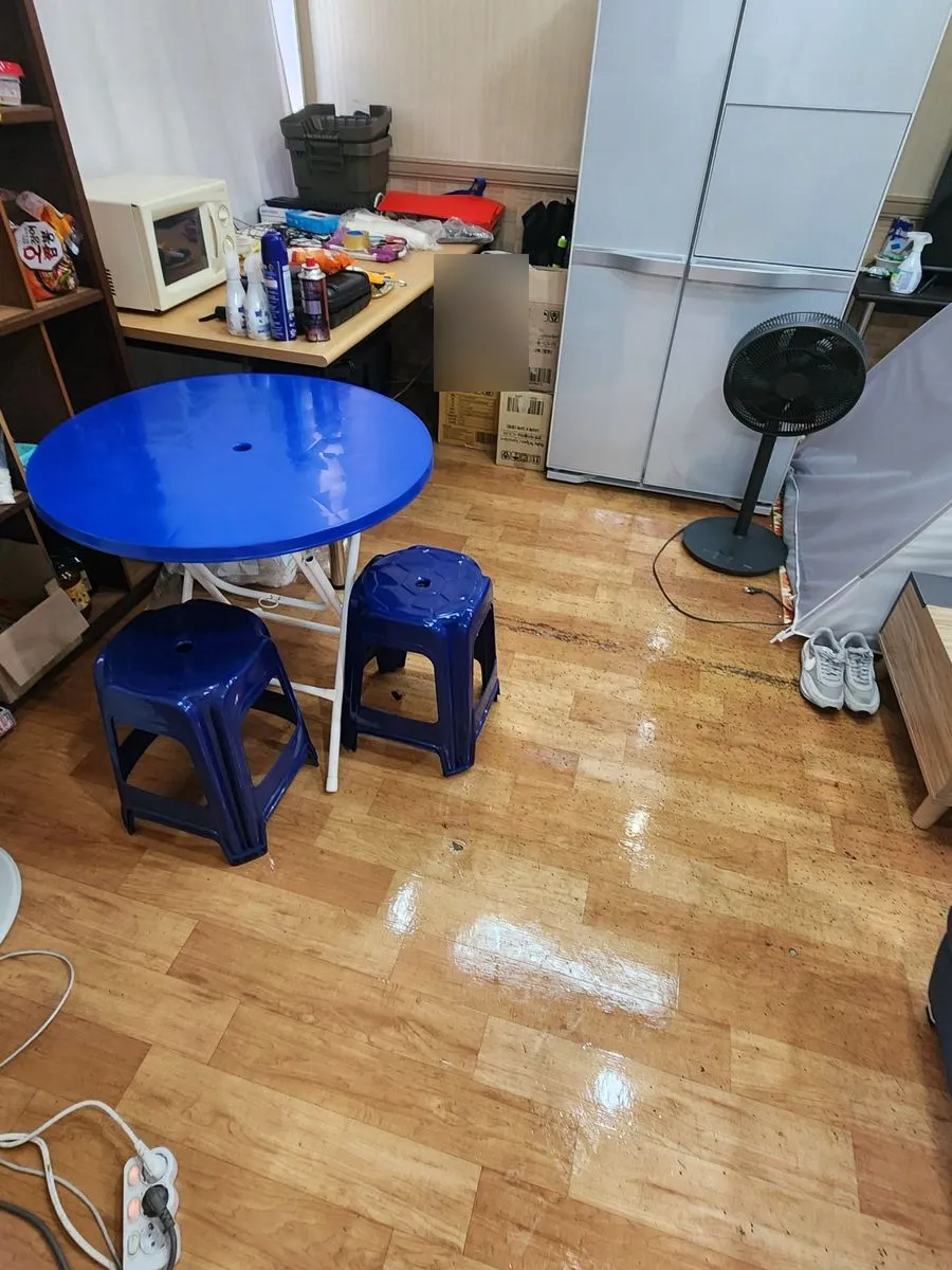 안산 쓰레기집 청소 후 쓰레기를 내보내고 바닥을 닦은 탁자 주변