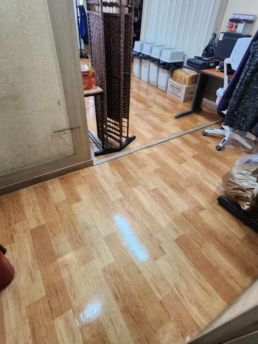 안산 쓰레기집 청소 후 입구에서 안쪽까지 바닥을 닦은 통로