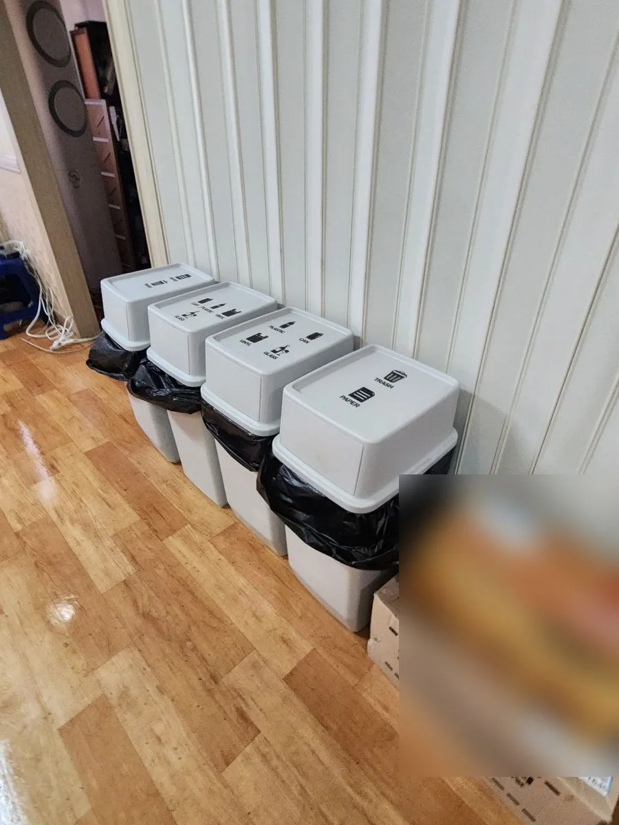 안산 쓰레기집 청소 후 벽 쪽에 나란히 둔 분리수거함
