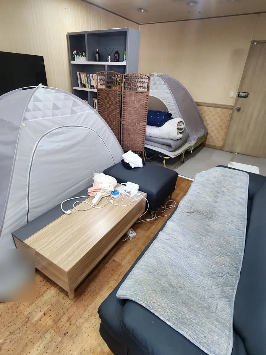 안산 쓰레기집 청소 후 쓰레기를 치우고 정리한 소파와 실내 텐트 주변