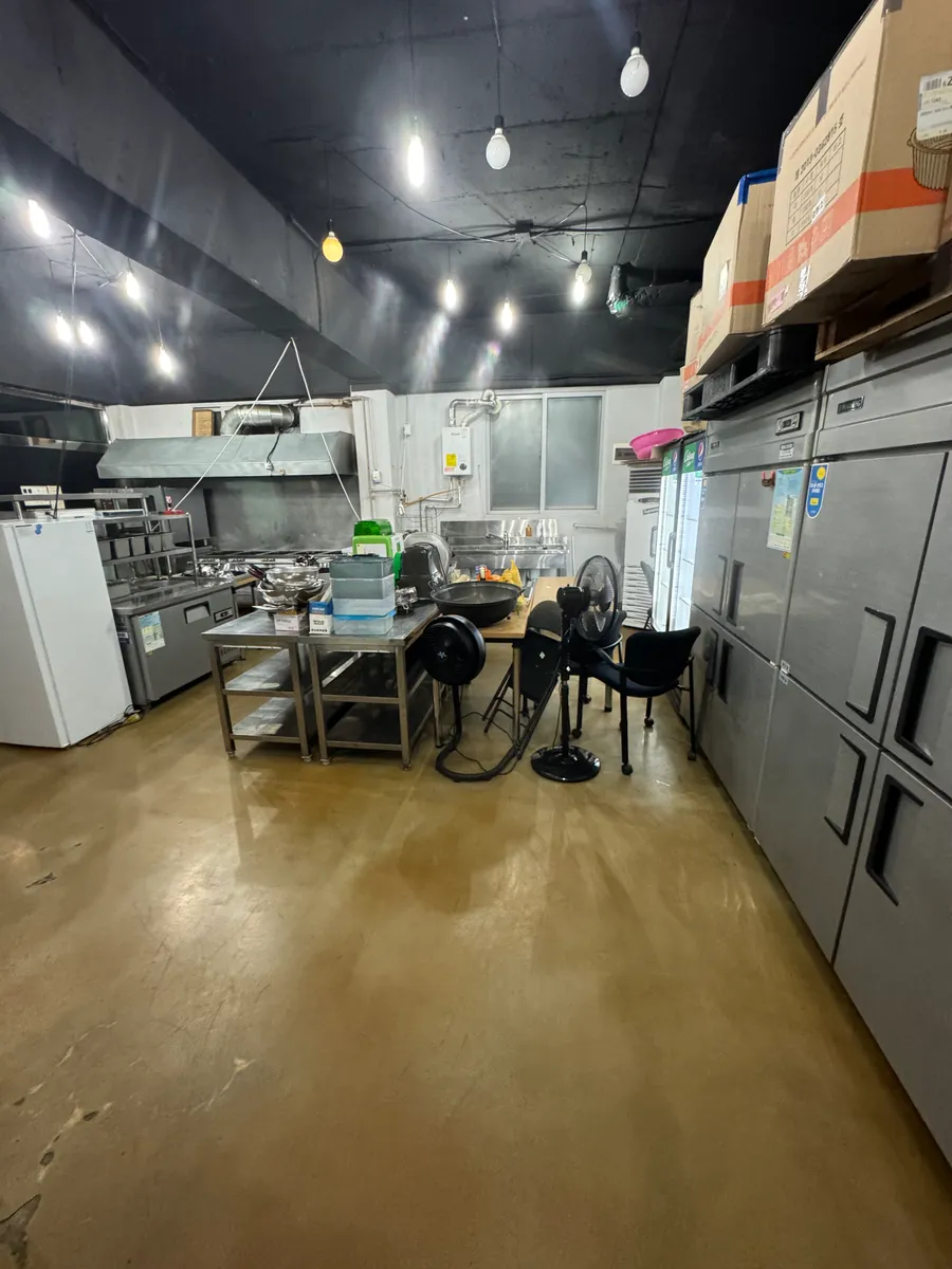 안산 배달음식점 주방청소 작업 후, 정리를 마친 냉장 설비 주변