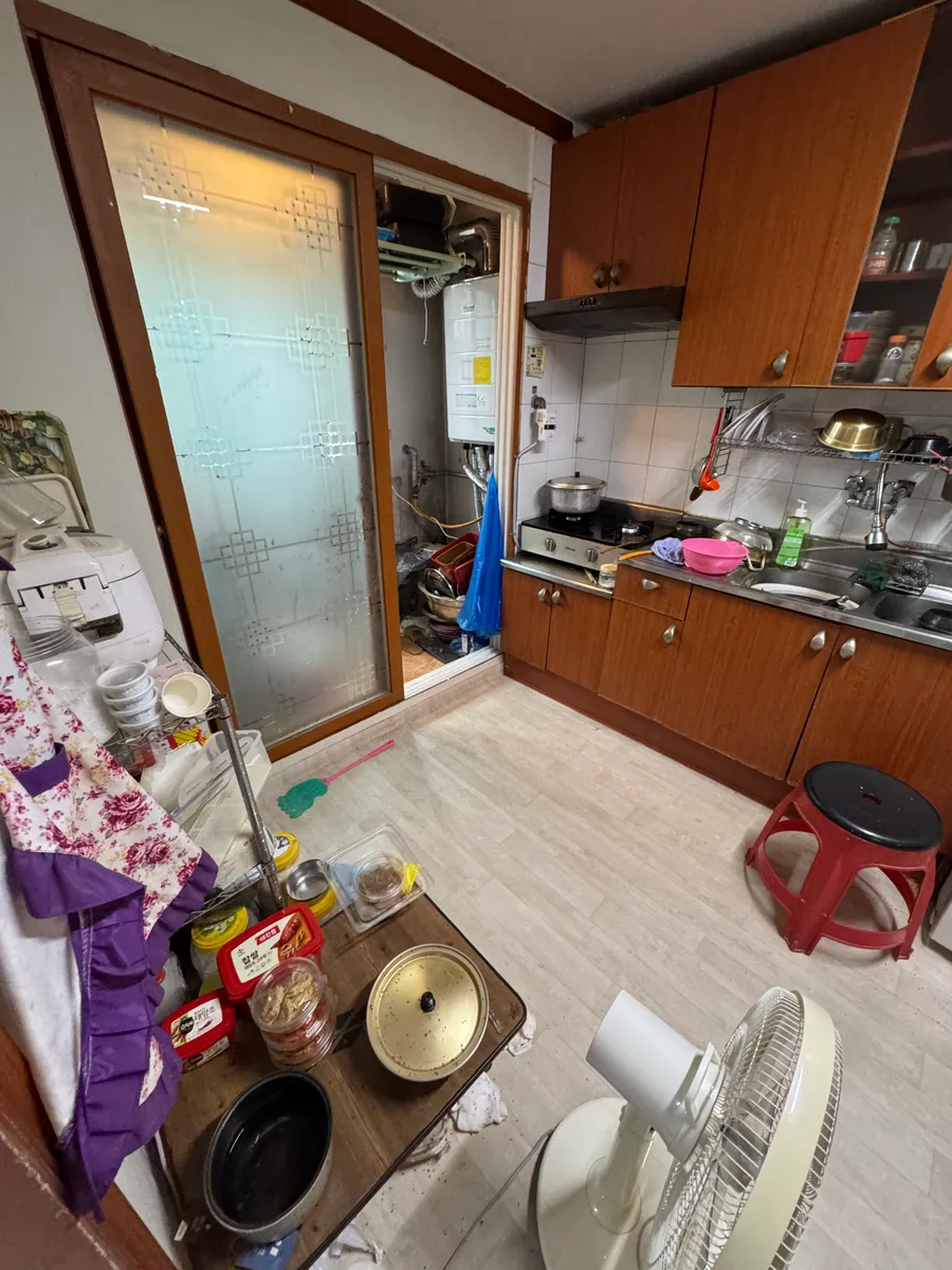 안산 유품정리 작업 전, 짐과 생활용품이 쌓인 부엌