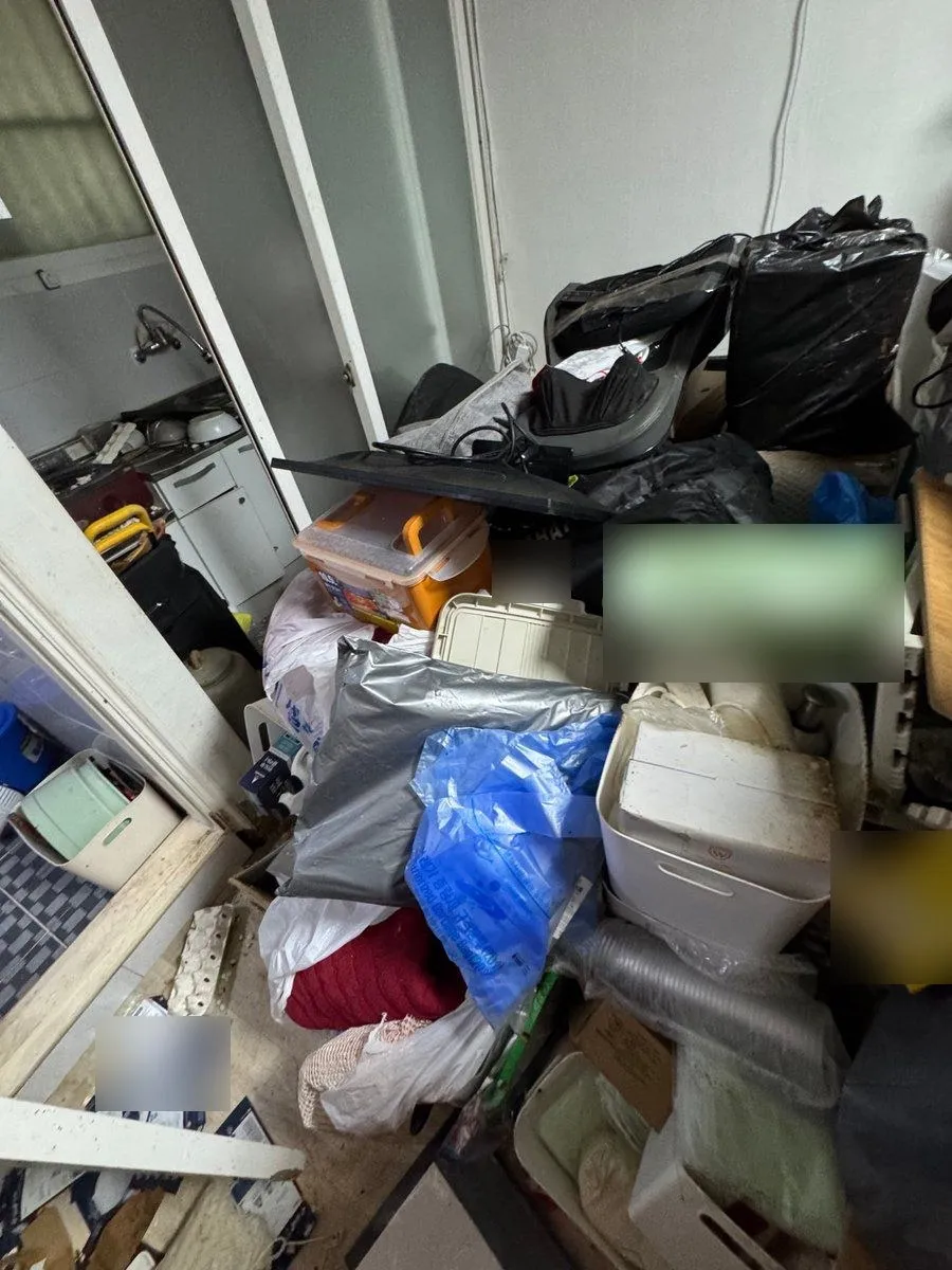 안산 쓰레기집 청소 작업 전 상자와 비닐봉지, 생활용품이 높이 쌓인 방