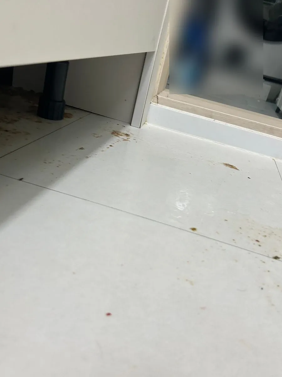 안양 침수청소 작업 전 오수 자국이 남은 주방 바닥 타일