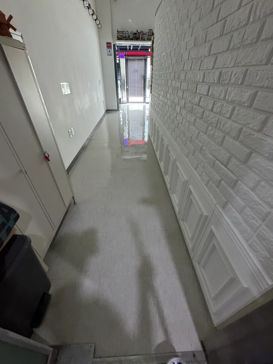 작업 중 통로 바닥의 물기