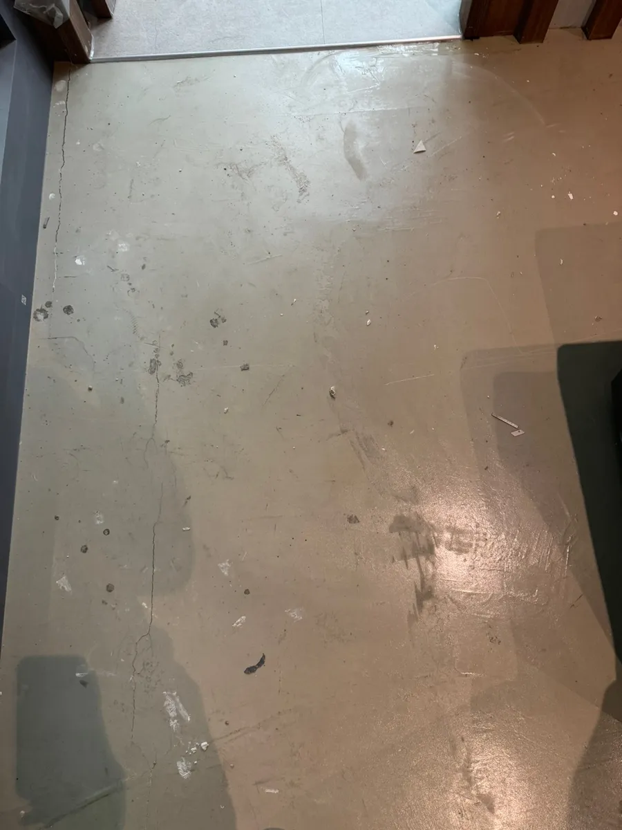 안양 공구상가 사무실청소 작업 전, 먼지가 쌓인 사무 공간 바닥