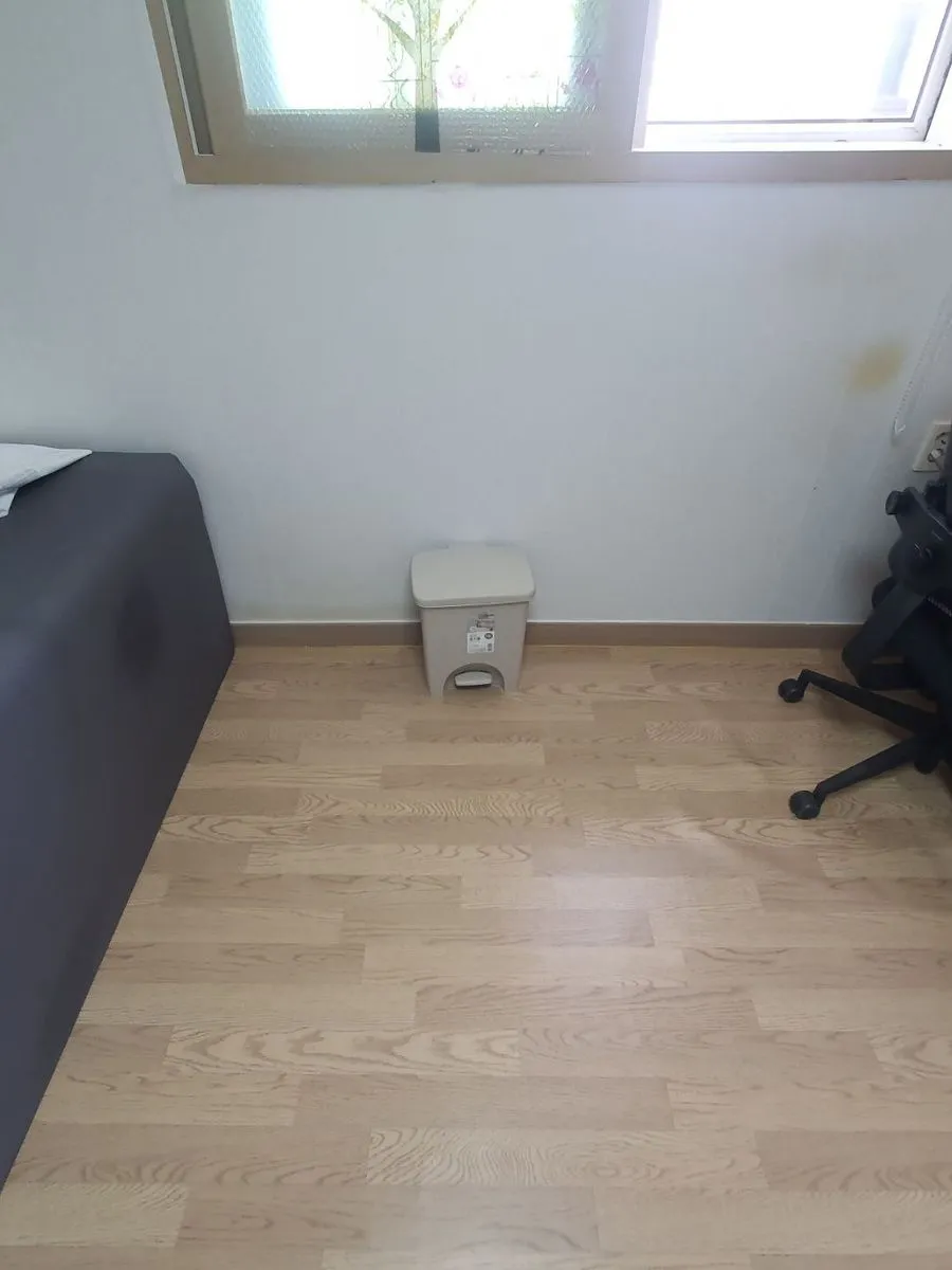 안양 쓰레기집 청소 후 창가 쪽 바닥을 닦은 방