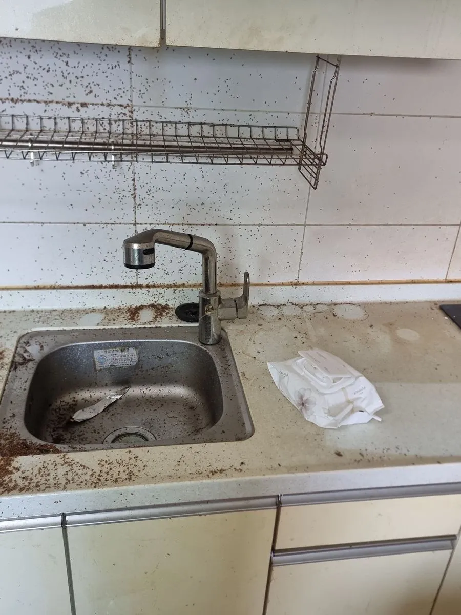 부천 쓰레기집 청소 작업 전 개수대 안쪽과 벽 타일에 남은 얼룩