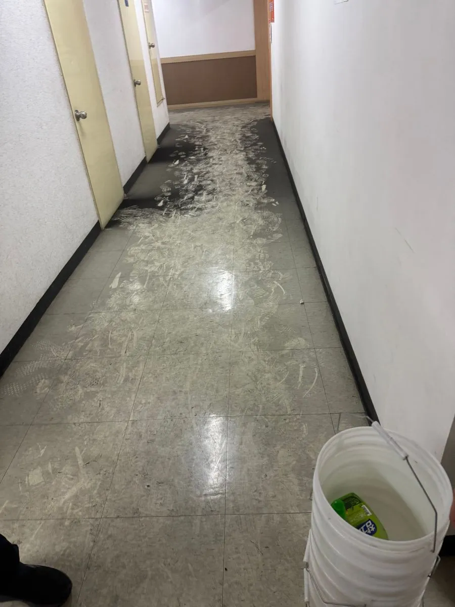 분당 화재청소 작업 전 그을음과 잔해가 시커멓게 쌓인 복도 끝