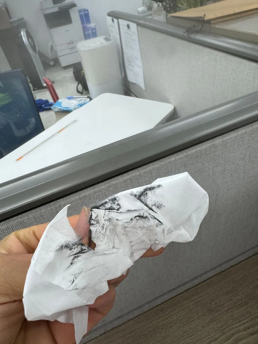 분당 화재청소 작업 전 책상 윗면을 닦아 휴지에 묻어난 검은 그을음