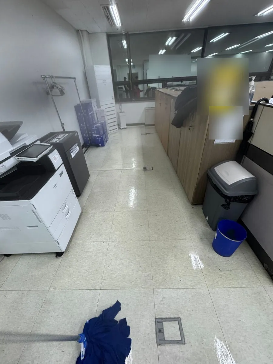분당 화재청소 작업 완료 후 복합기 옆 사무 공간 바닥