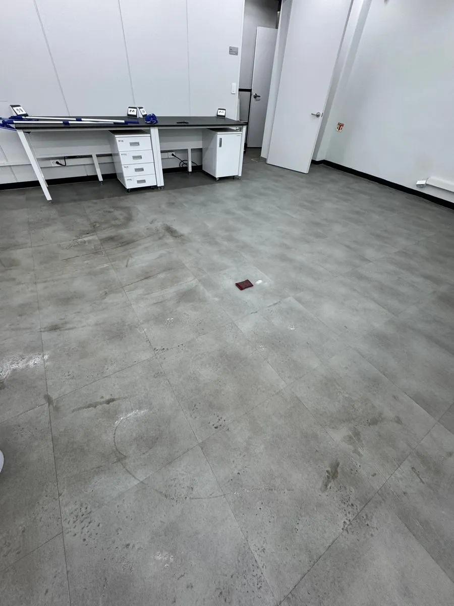분당 바닥왁스코팅 작업 전 끌린 자국이 넓게 번진 바닥