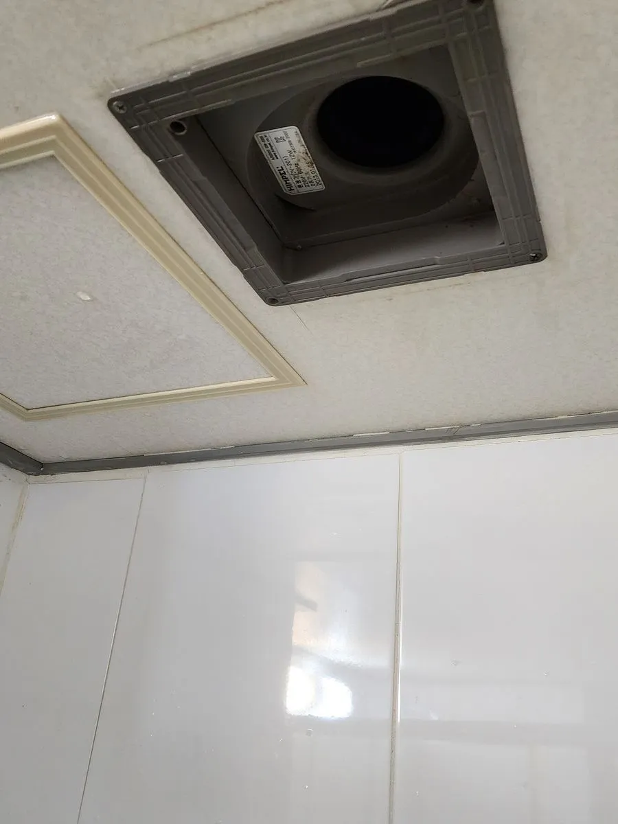 부평 입주청소 작업 완료 후 정리된 주방 수납장과 바닥