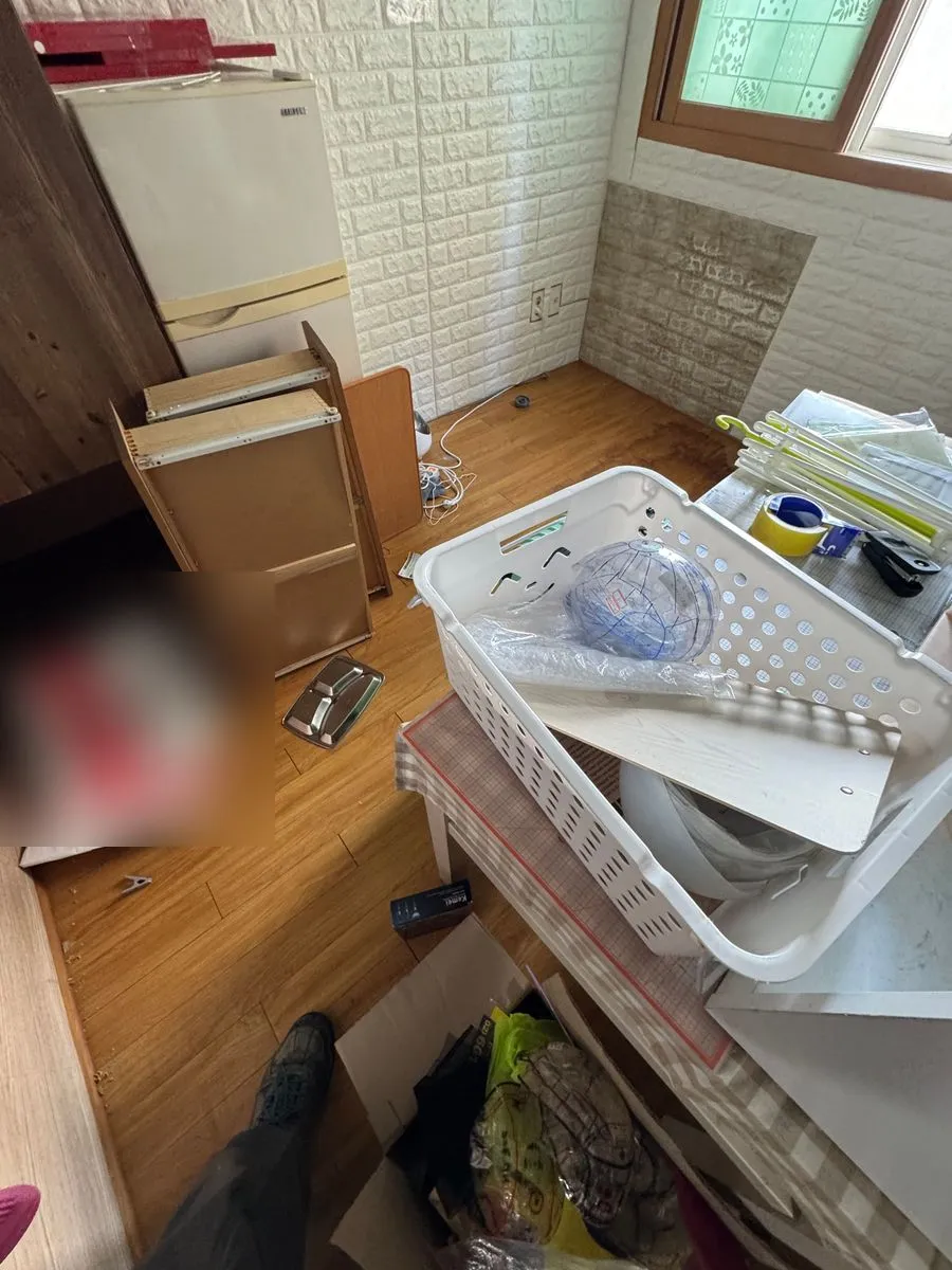 도봉구 고독사청소 작업 전 바구니와 짐이 흩어진 방 안