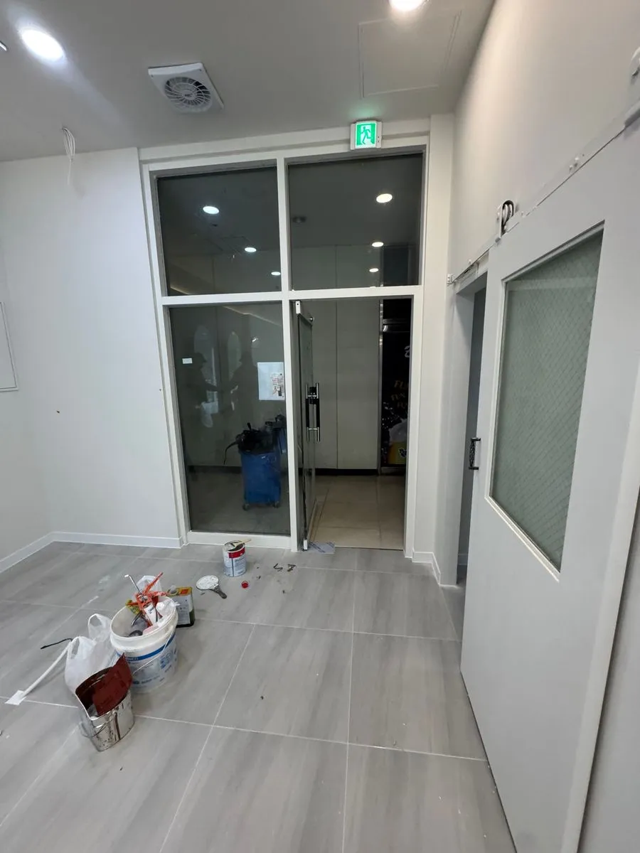 동탄 인테리어청소 작업 전 자재와 통이 놓인 출입구 쪽