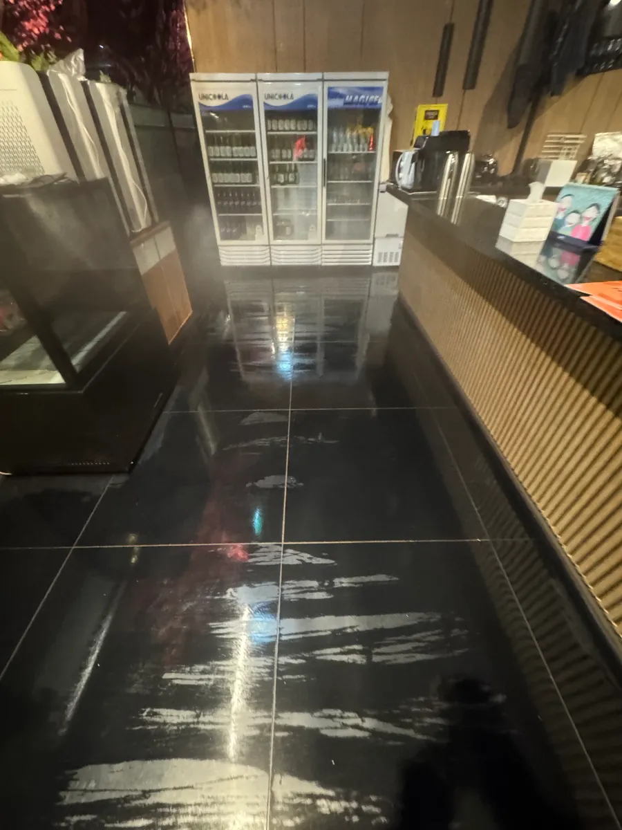 강남 매장 바닥 왁스코팅 상담 현장의 물기가 보이는 검은 타일 바닥