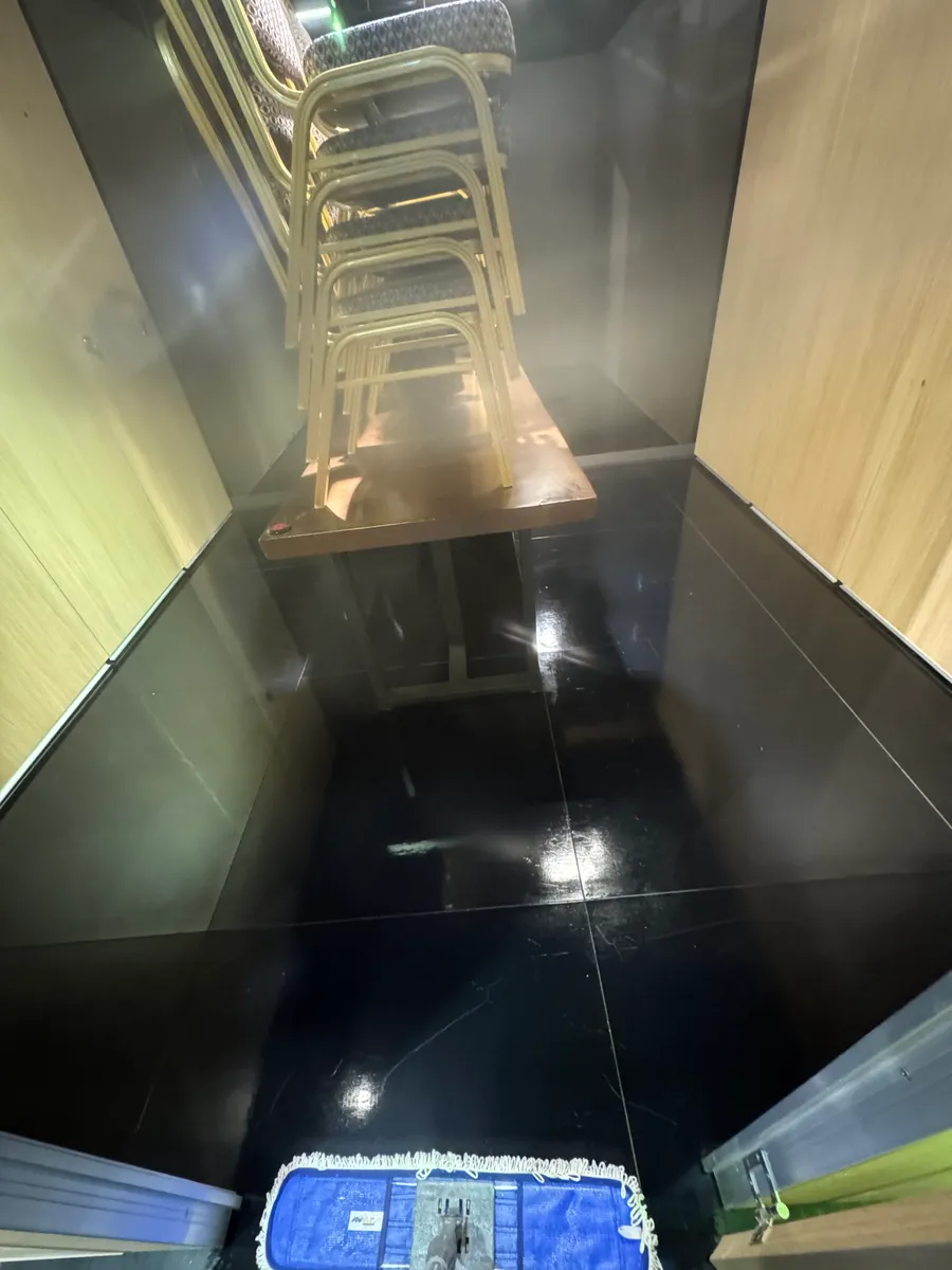 강남 매장 바닥 왁스코팅 상담 현장의 의자가 쌓인 통로 바닥