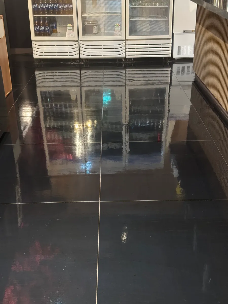 강남 매장 바닥 왁스코팅 상담 현장의 물기 자국이 보이는 바닥
