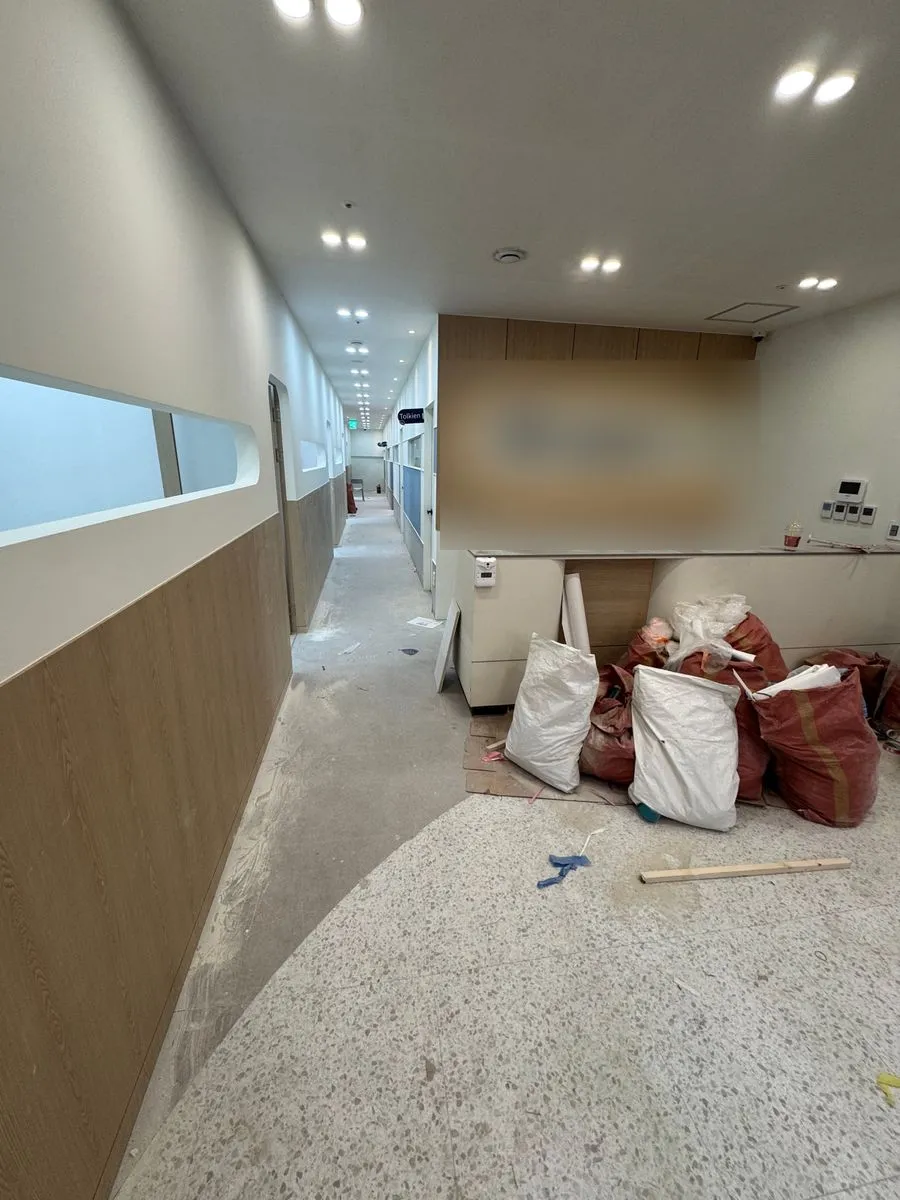 강남 준공청소 작업 전 포대 자루가 쌓인 복도 끝