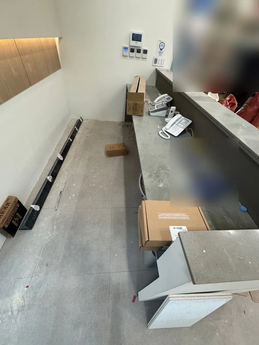 강남 준공청소 작업 전 상자와 집기가 놓인 안내 데스크