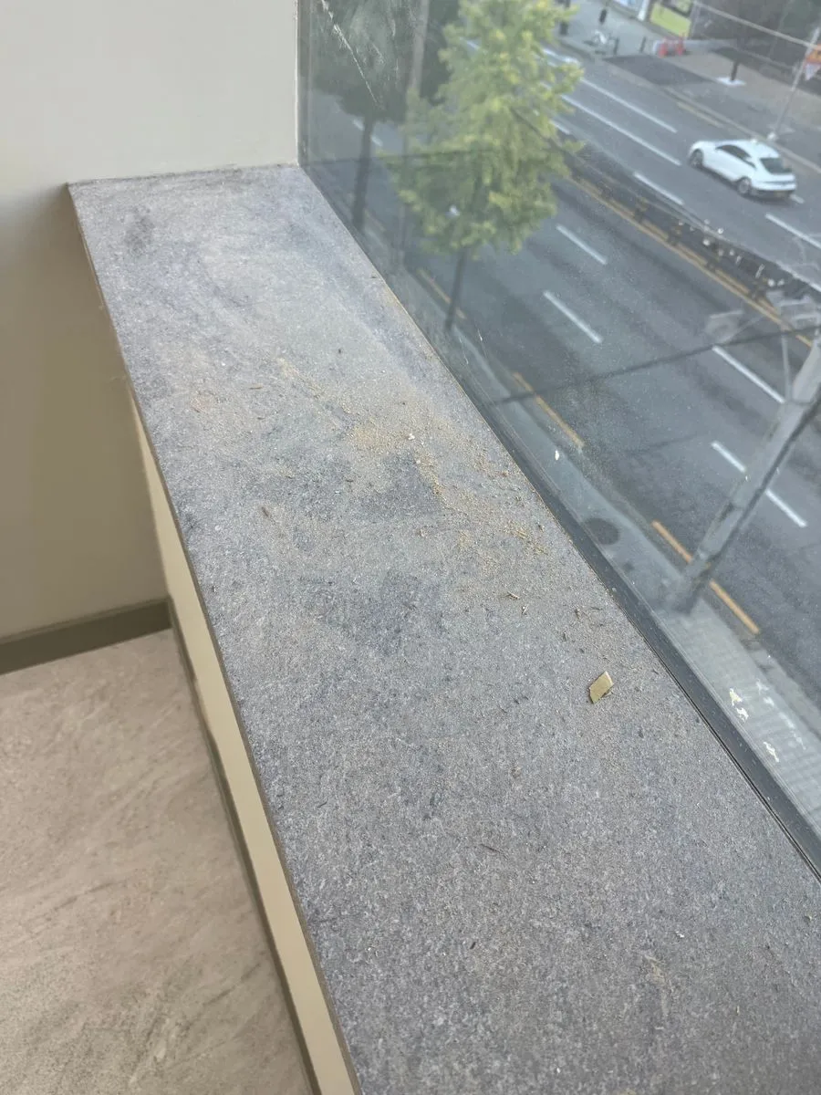 강남 사무실청소 작업 전 공사 분진이 쌓인 창가 턱