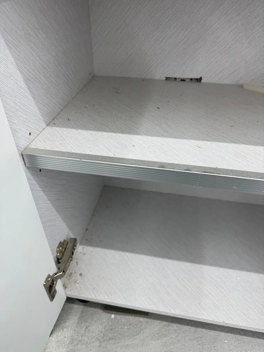 강남 사무실청소 작업 전 먼지와 부스러기가 떨어진 수납장 선반