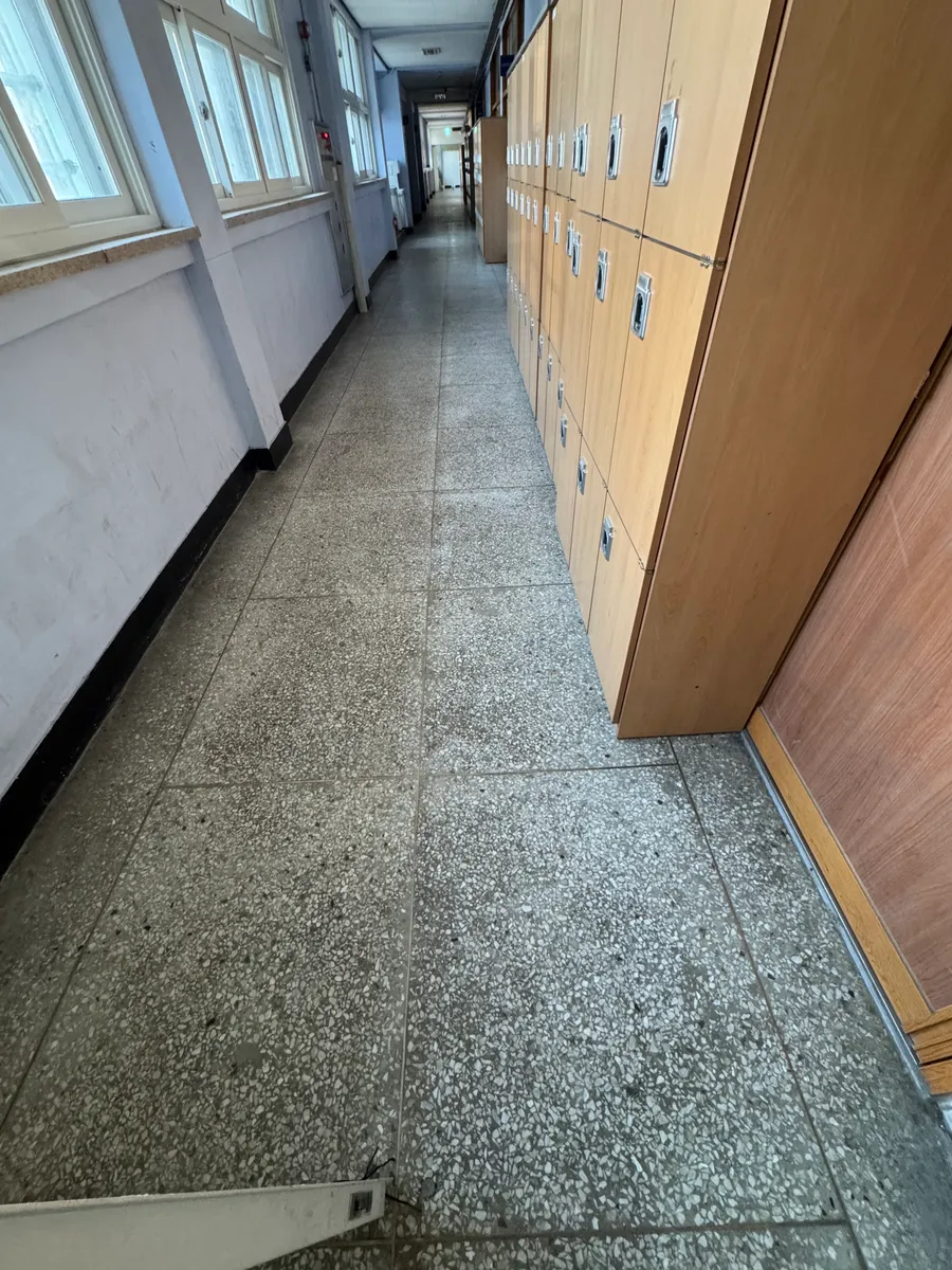 강남 바닥왁스코팅 작업 전 발걸음 때가 쌓인 학교 복도 바닥