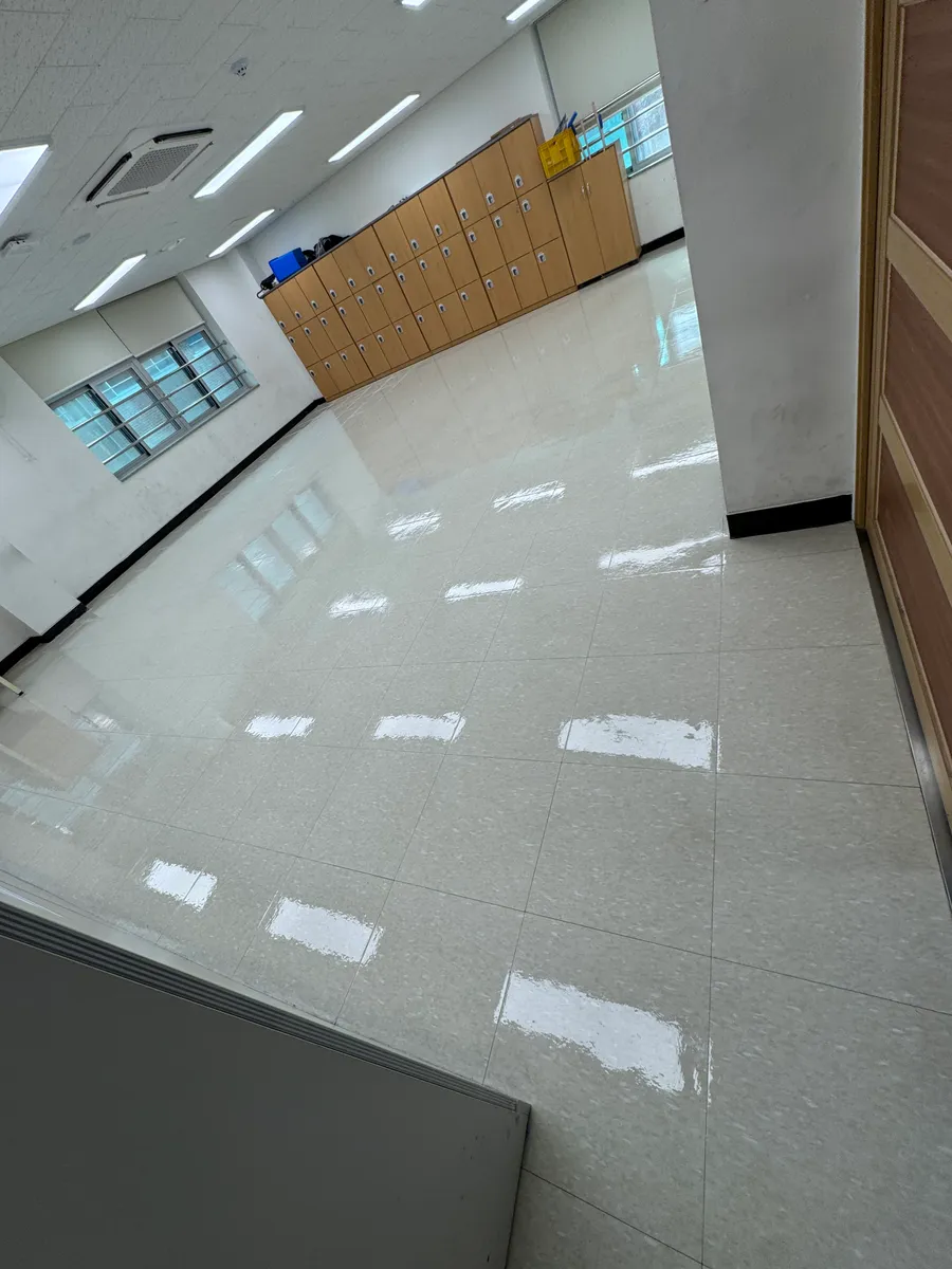 강남 바닥왁스코팅 작업 완료 후 조명이 비치는 학교 교실 바닥