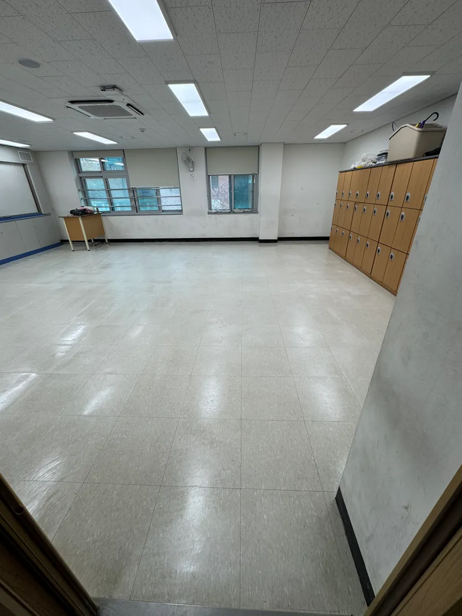 강남 학교 바닥왁스코팅 작업 완료 후 반짝이는 빈 교실 바닥