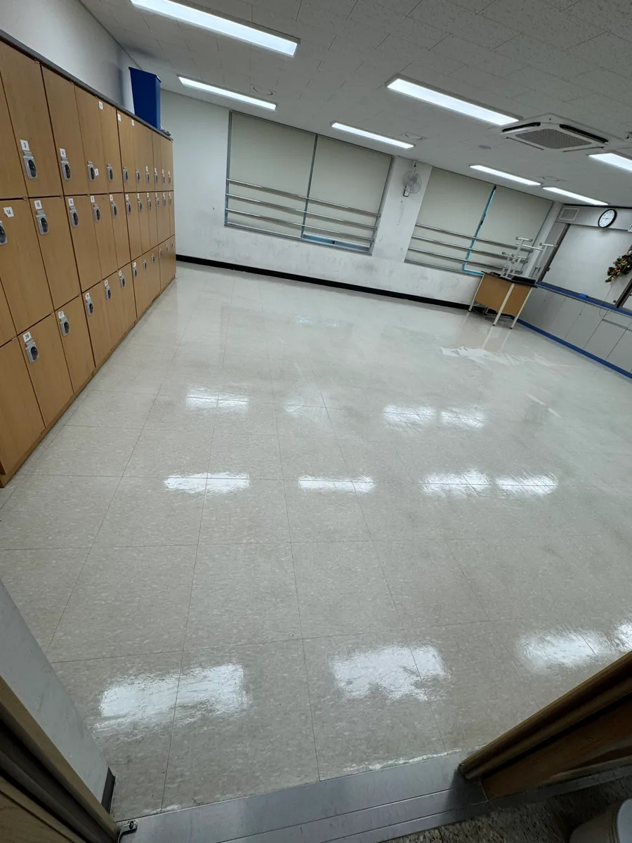 강남 학교 바닥왁스코팅 작업 완료 후 사물함 앞까지 반짝이는 교실 바닥