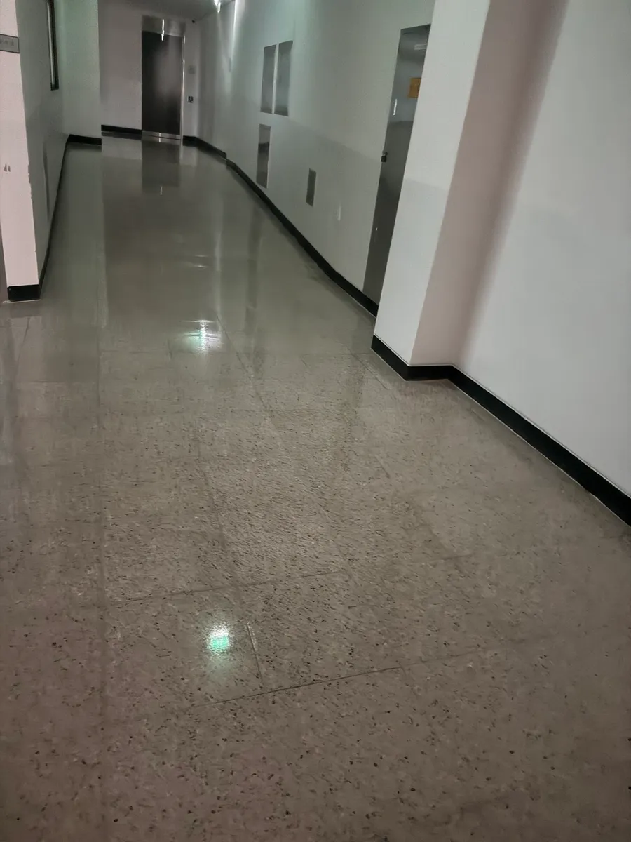 강남 학교 바닥왁스코팅 작업 완료 후 끝까지 반짝이는 긴 복도