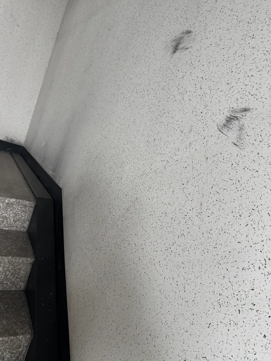 검단신도시 화재청소 작업 전, 그을음이 남은 벽면 하단