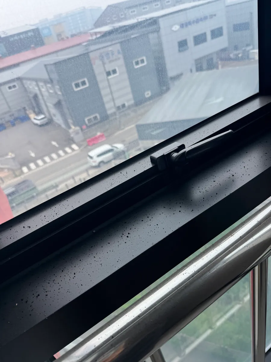 검단신도시 화재청소 작업 전, 그을음과 먼지가 쌓인 창틀