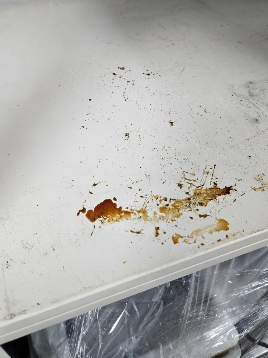김포 음식점 화재청소 작업 전, 기름과 그을음이 튄 스테인리스 벽면