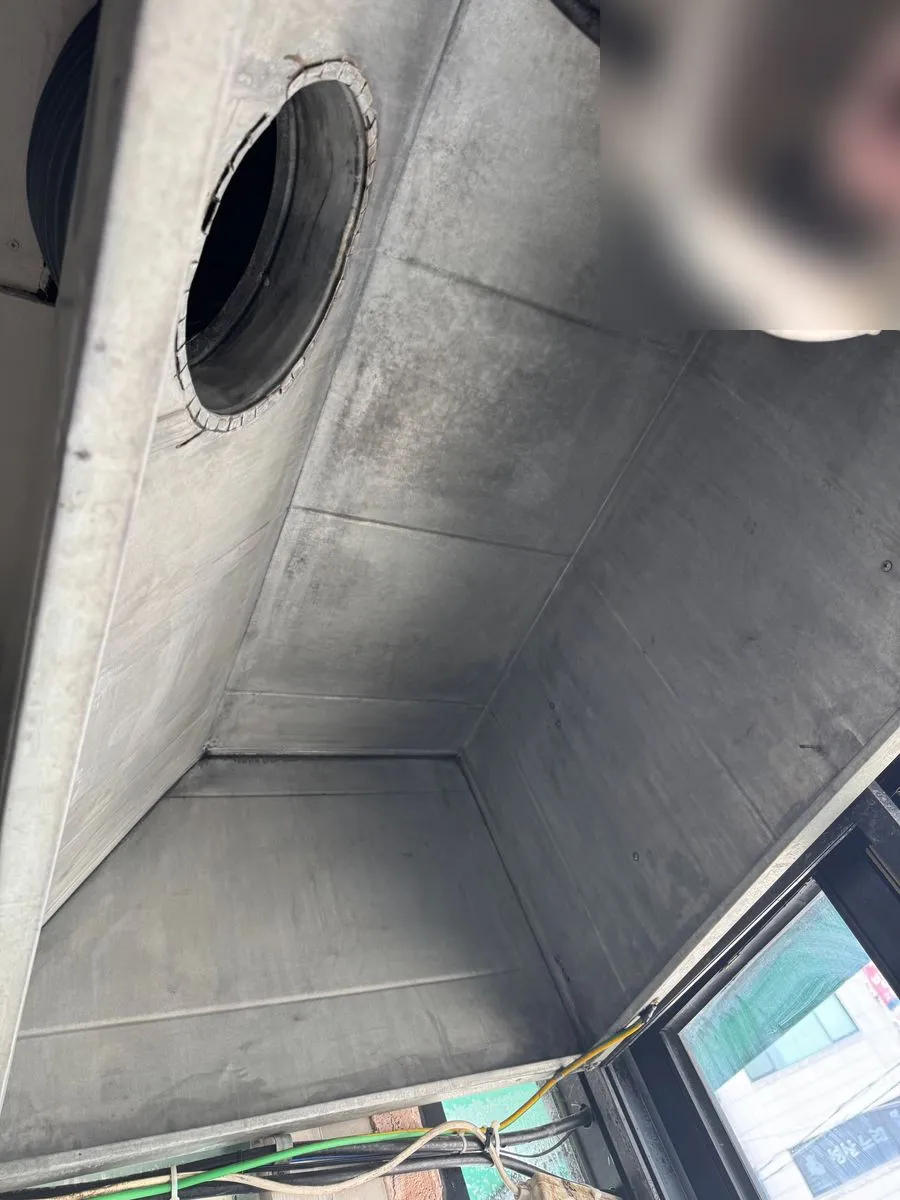 군포 후드청소 작업 완료 후 기름을 걷어 낸 배기구 둘레