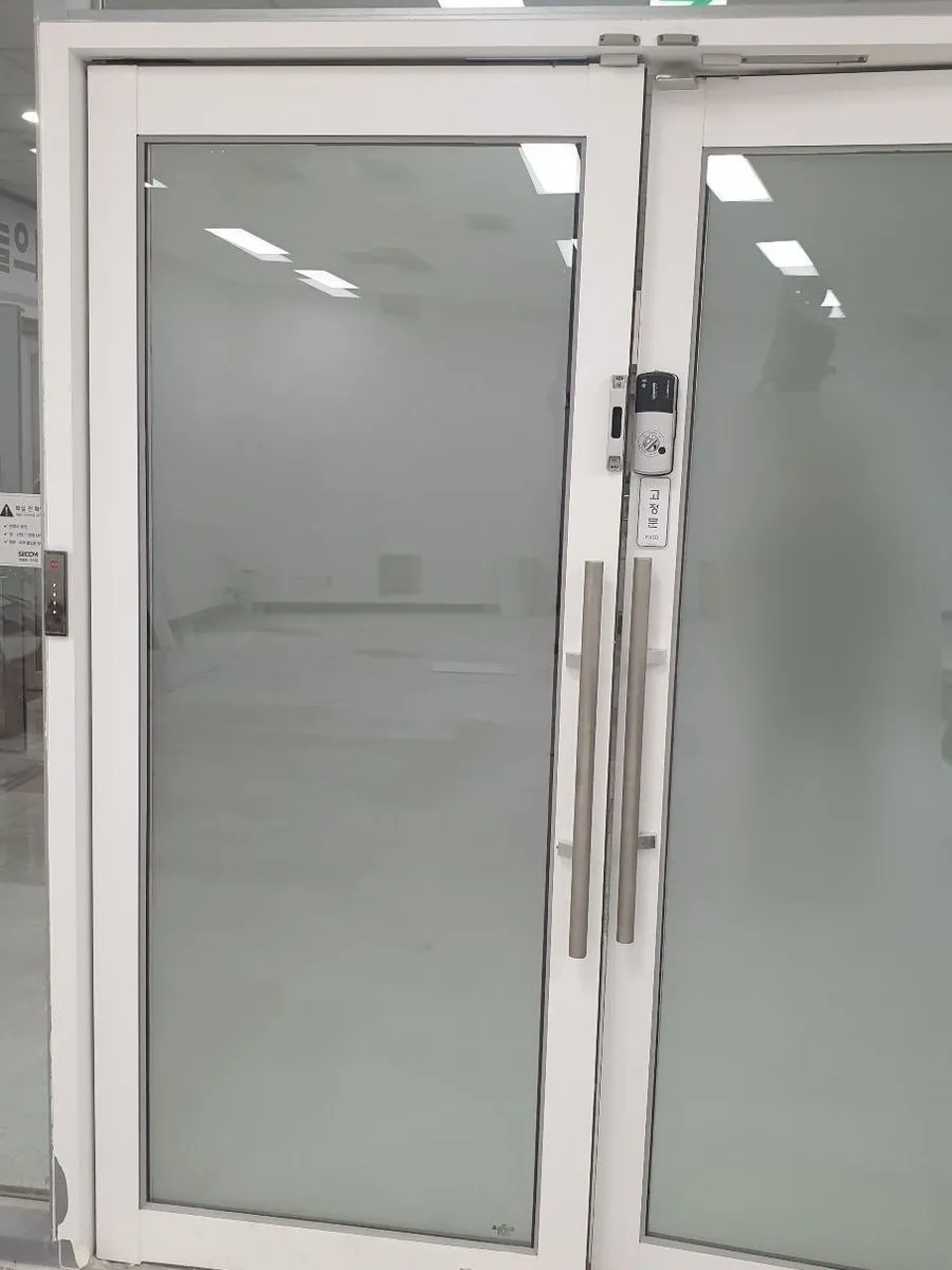 구로디지털단지 인테리어청소 작업 전 불투명 시트지가 붙은 사무실 유리 출입문