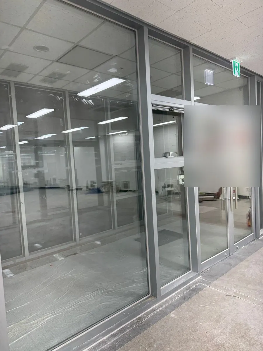 구로디지털단지 인테리어청소 작업 완료 후 끈끈이를 닦은 칸막이 틀