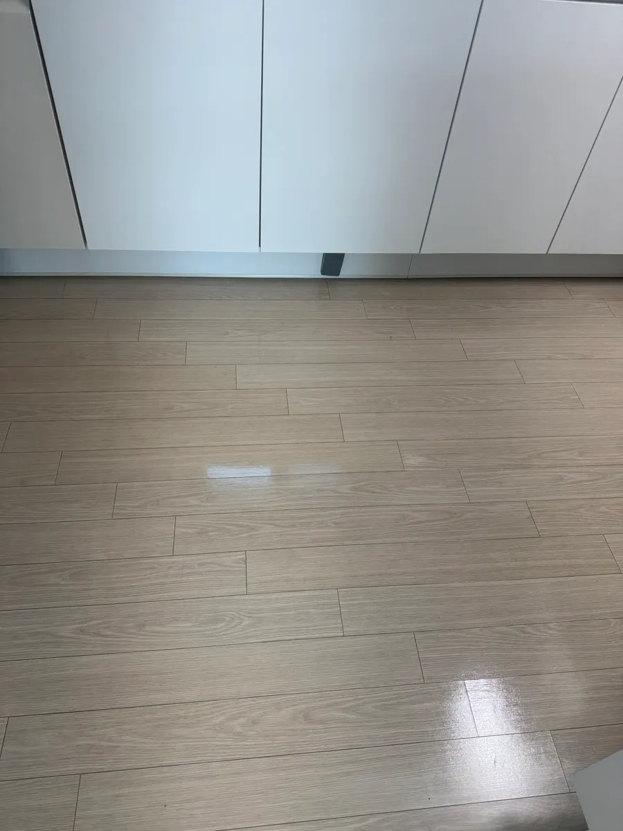 현장 후반 수납장 앞 마루의 조명 반사