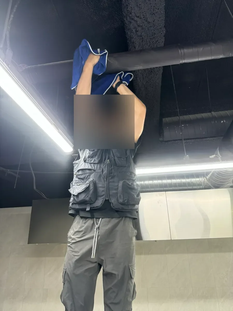 광교 중식당 준공청소 작업자가 천장 설비 주변을 닦는 모습